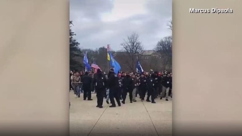 فيديو يثير جدلا بعد مزاعم سماح الشرطة بعبور متظاهرين لداخل الكونغرس