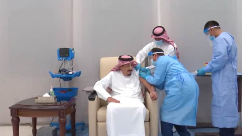شاهد لحظة تلقي العاهل السعودي للجرعة الأولى من لقاح فايزر - بيونتيك