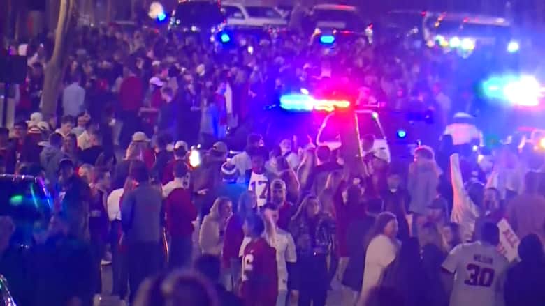 رغم ارتفاع إصابات كورونا بأمريكا.. فيديو يظهر احتفال حشد ضخم دون كمامات أو تباعد