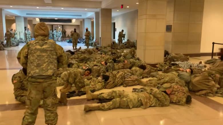 "مشهد لم أره منذ هجمات 11 سبتمبر".. رد فعل مذيعة CNN على فيديو جنود ينامون في الكابيتول لحمايته