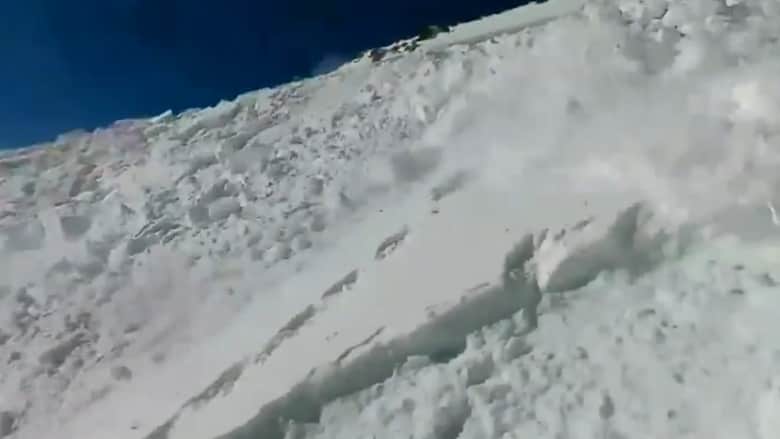 شاهد.. متزلج يوثق بالكاميرا لحظة نجاته من انهيار جليدي بأعجوبة في كولورادو