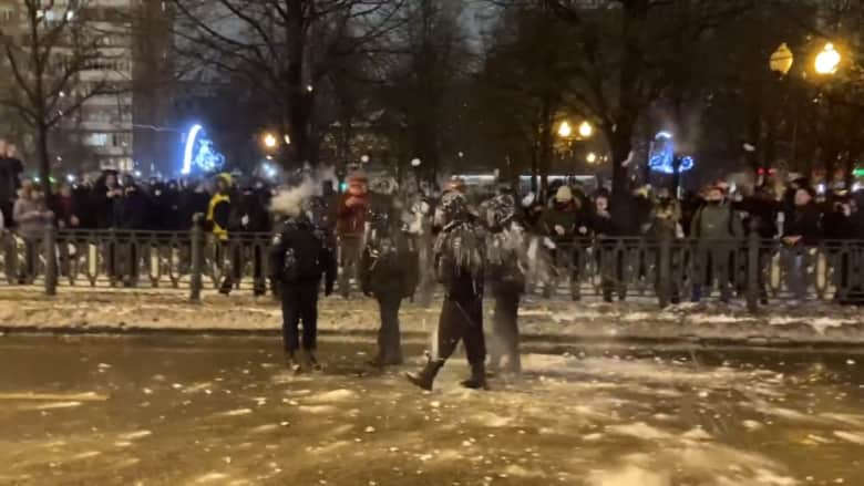 مشهد مثير.. رجال الشرطة في روسيا يتراجعون أمام رميهم بكرات الثلج
