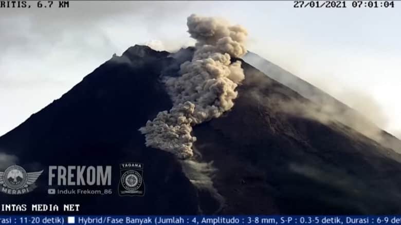 قتل أكثر من 300 في آخر مرة.. بركان ميرابي الأندونيسي يثور من جديد