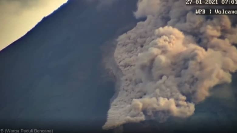 شاهد.. لحظات ثوران بركان ميرابي في إندونيسيا