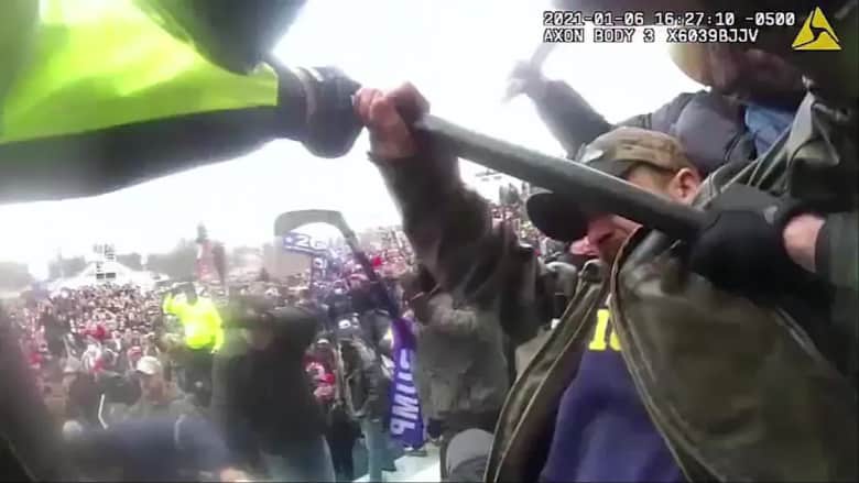 فيديو جديد من بزة شرطي يُظهر كيف تعرضوا لهجوم وحشي بأحداث الكونغرس