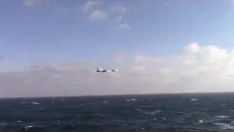 مقاتلة روسية تحلق بالقرب من سفينة تابعة للبحرية الأمريكية بالبحر الأسود.. شاهد ما حدث