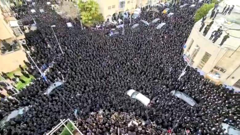 آلاف اليهود يشيعون جنازتين لحاخامين في القدس بدون مسافة تباعد ولا كمامات