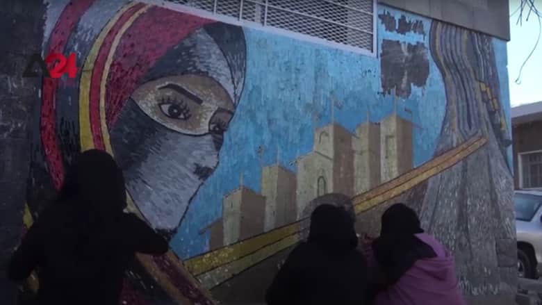 طالبات يمنيات في جامعة تعز يرسمن جدارية من بقايا الزجاج