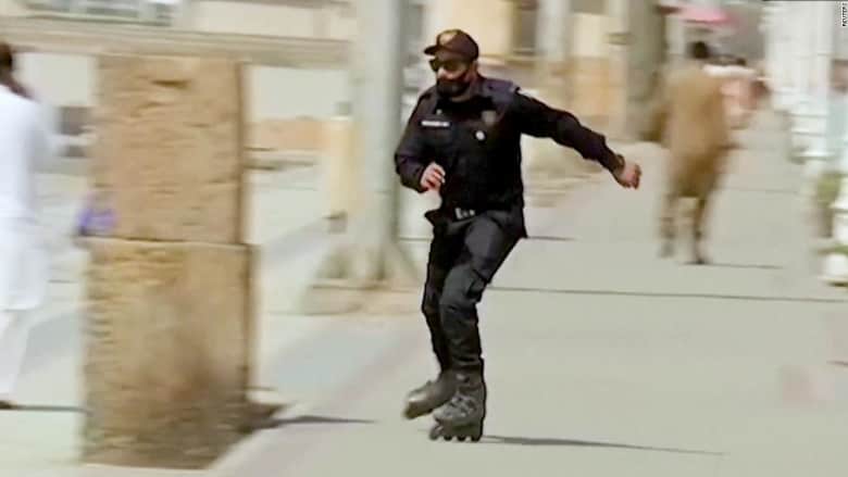 فيديو قوات خاصة باكستانية على الزلاجات يثير سخرية ومزاح رواد الانترنت