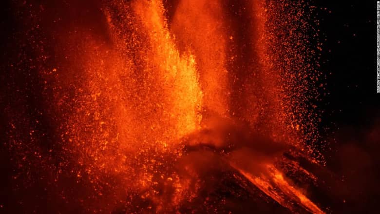 شاهد.. لقطات ليلية ترصد لحظات انفجار بركان جبل إتنا