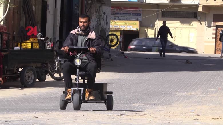 شاهد.. فلسطيني يحوّل الخردة الى سيارات كهربائية