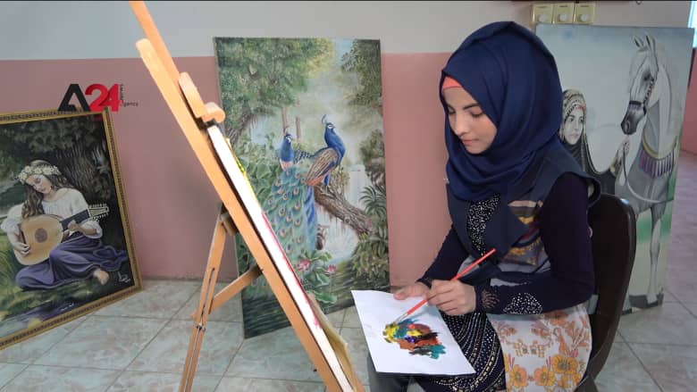 بعد حرمانها من الدراسة.. عراقية تتقن الفن وتعبر عن واقعها على الورق والزجاج