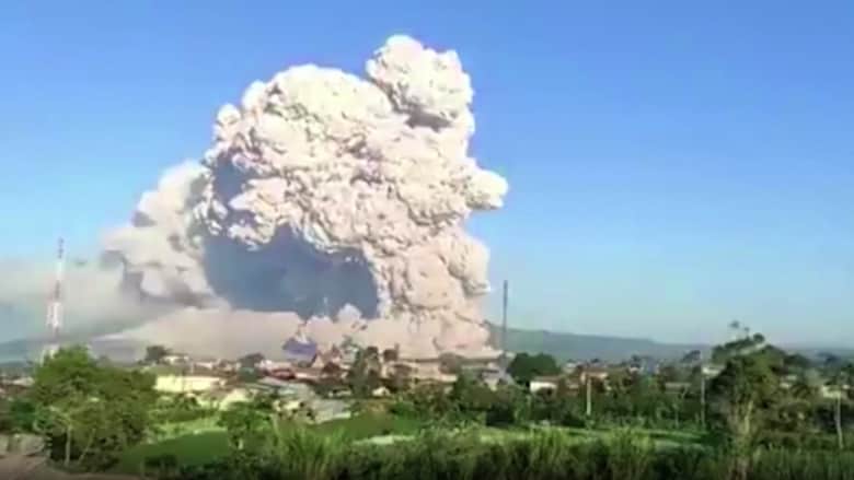 شاهد.. لحظات ثوران بركان سينابونغ في إندونيسيا