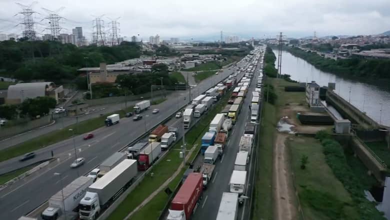 مئات الشاحنات تغلق طريقاً رئيسياً في البرازيل احتجاجاً على قيود كورونا