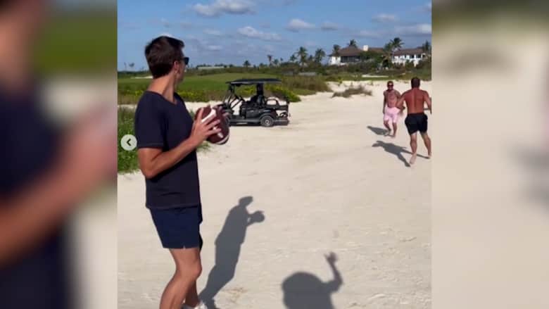 شاهد.. ديفيد بيكهام يلعب كرة القدم الأمريكية في شواطئ جزر الباهاما