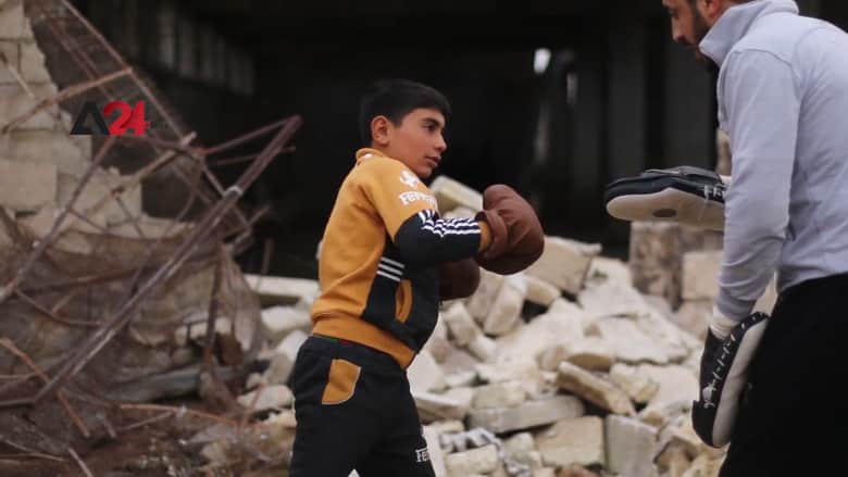 المباني المدمرة في سوريا تتحول لحلبة ملاكمة للأطفال