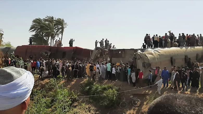 شاهد كيف حاول الركاب إنقاذ الآخرين في حادث القطارين بمصر