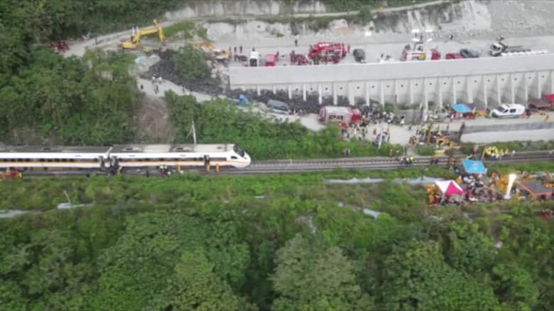 "أسوأ حادث قطار في تايوان".. خرج عن مساره ومقتل وإصابة العشرات