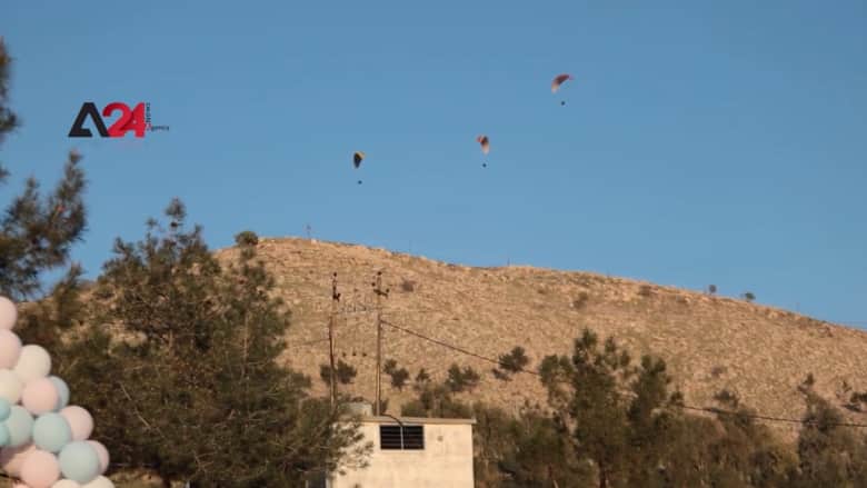 في مشهد يأسر القلوب.. هواة الطيران بالمظلات الشراعية يحلقون فوق جبل زاوا في كردستان