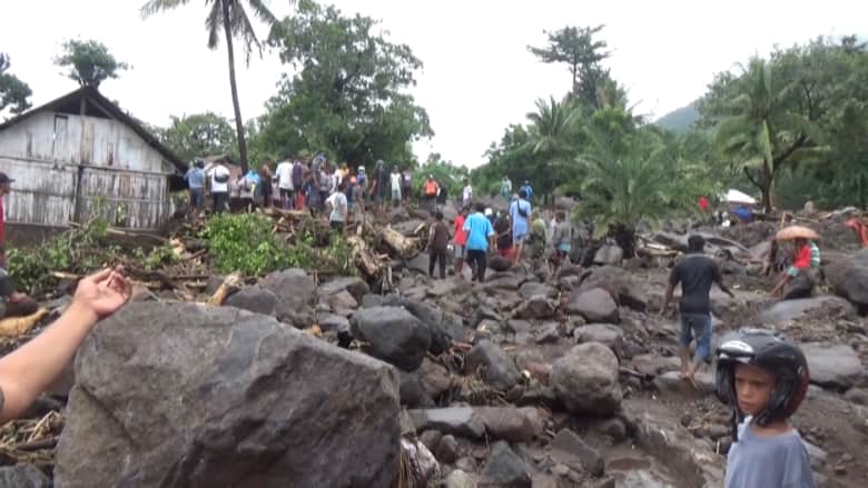 عشرات القتلى والمفقودين في فيضانات وانهيارات مفاجئة في إندونيسيا