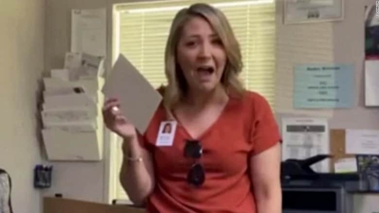 المغنية تايلور سويفت تفاجئ ممرضة برسالة مكتوبة بخط يدها