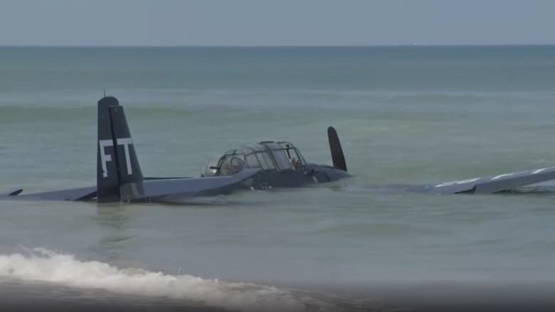 شاهد.. طائرة من الحرب العالمية الثانية تسقط في البحر خلال عرض جوي في فلوريدا