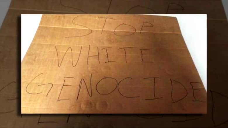 "أوقفوا إبادة البيض".. أمريكي يضع لافتة عنصرية أمام مقر حزب ديمقراطي