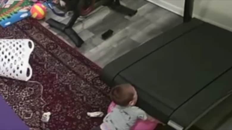 تسبب بوفاة طفل.. فيديو يظهر لحظة سحب طفل تحت جهاز مشي