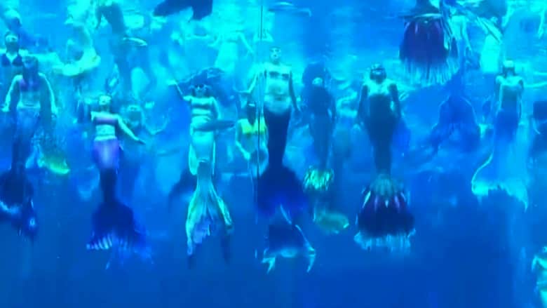 شاهد 100 حورية بحر في أداء حقق أكبر رقم قياسي لعرض تحت الماء