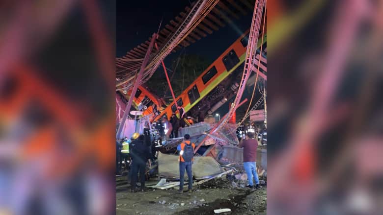 شاهد لحظة انهيار جزء من جسر مترو.. وسقوطه على طريق مزدحم في المكسيك