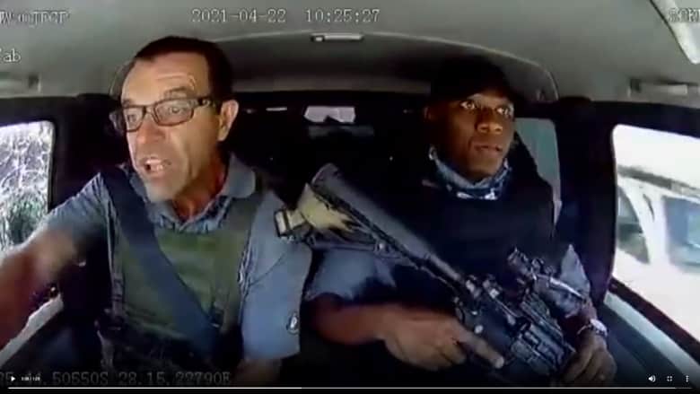 فيديو يُظهر لحظة تعرض عربة نقل أموال لكمين مسلح على طريق سريع.. وكيف نجت منه