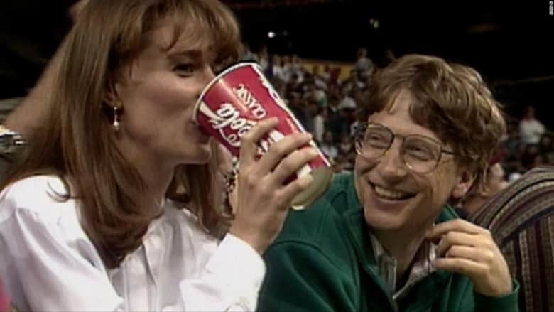 انفصلا بعد 27 عاماً.. فيديو من 1993 يظهر بيل وميليندا غيتس يتشاركان مشروباً أثناء الخطوبة