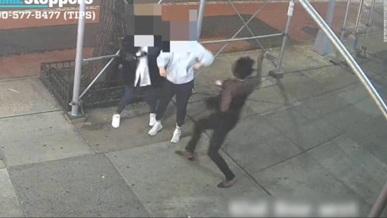 رجل يهاجم امرأتان آسيويتان بمطرقة وسط شوارع نيويورك