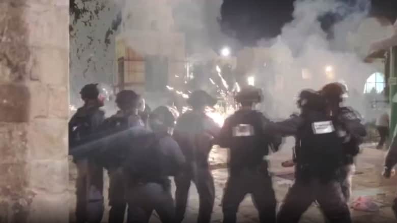 شاهد.. اشتباكات بين فلسطينيين والشرطة الإسرائيلية في ساحة المسجد الأقصى