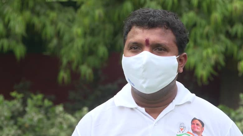 “لا أستطيع النوم في الليل“.. قابلوا الرجل الذي يكافح لإيجاد الأكسجين لمرضى فيروس كورونا في الهند