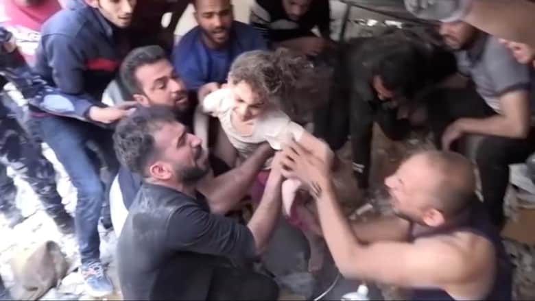 شاهد لحظة انقاذ طفلة فلسطينية بعمر 6 سنوات من تحت الأنقاض في غزة
