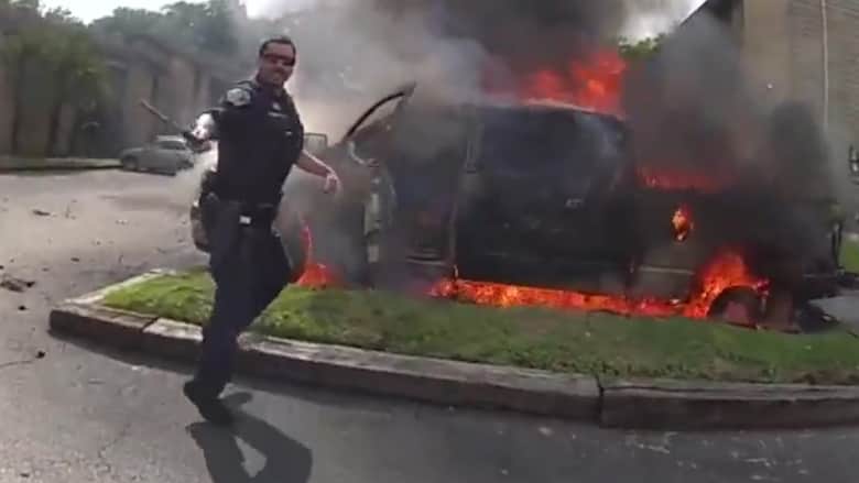 شاهد.. لحظة إنقاذ ضابطي شرطة رجلًا من شاحنة تحترق في أمريكا