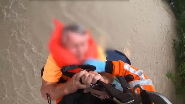 شاهد.. لحظة إنقاذ رجل بمروحية من سيارة عالقة على جسر مغمور بالمياه