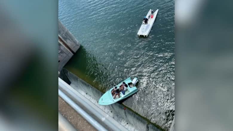 نجو من حادث مريع.. إنقاذ 4 أشخاص من قارب متدل على حافة سد