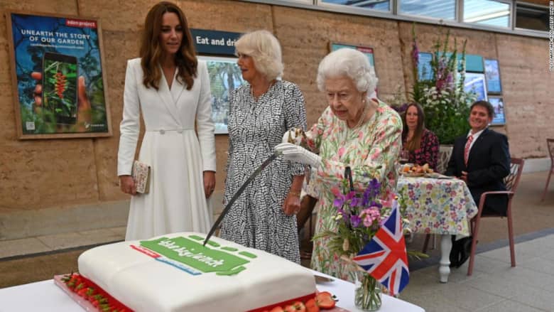 شاهد الملكة إليزابيث وهي تقطع كعكة كبيرة بالسيف