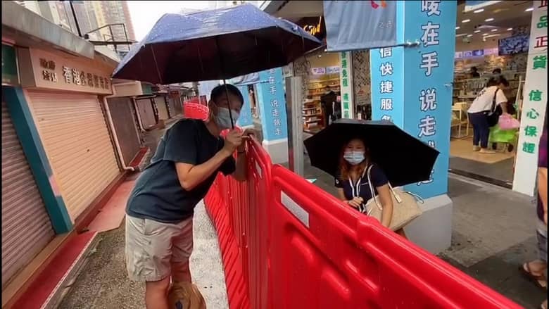 نصفه في هونغ كونغ ونصفه في الصين.. أصبح هذا الشارع الحدودي مكانًا مثاليًا للقاء عاشقين انفصلا بسبب جائحة فيروس كورونا