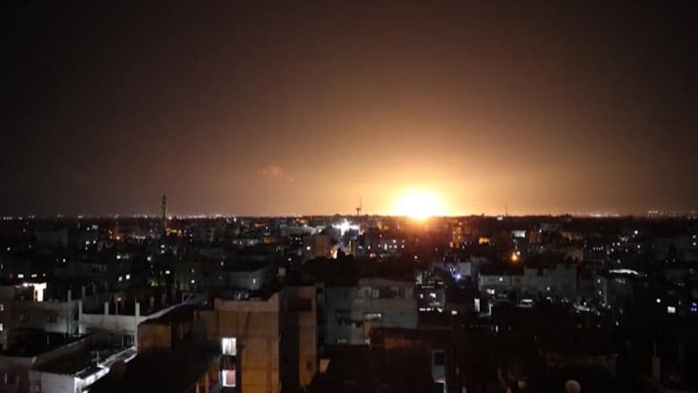 الجيش الإسرائيلي يقصف أهدافا بغزة ردا على بالونات حارقة بأعقاب مسيرة الأعلام بالقدس
