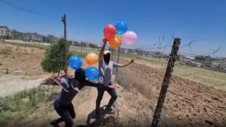 شاهد.. فلسطينيون يطلقون بالونات حارقة من غزة تجاه إسرائيل