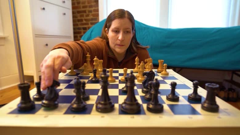 فازت بعدة بطولات في لعبة الشطرنج وهي عمياء.. كيف استطاعت هذه المرأة أن تصبح بطلة؟