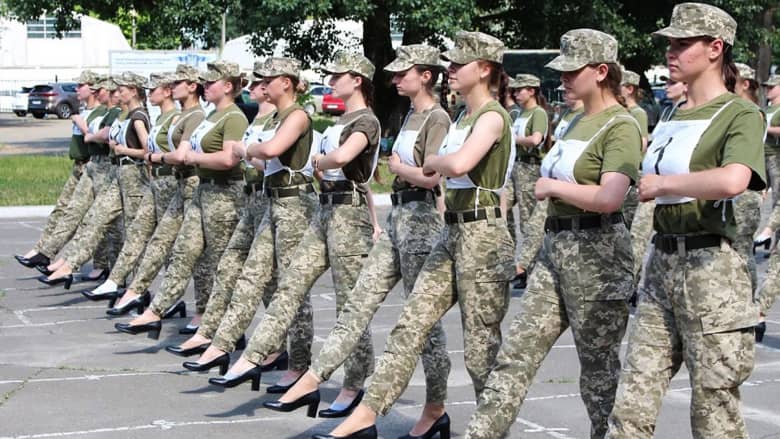 مذيعة CNN: مطالبة أوكرانيا المجندات بارتداء الكعب العالي هو تمييز على أساس الجنس