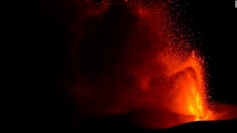 ثار قبل 3500 عام.. ينابيع الحمم البركانية تنبعث من بركان "إتنا"