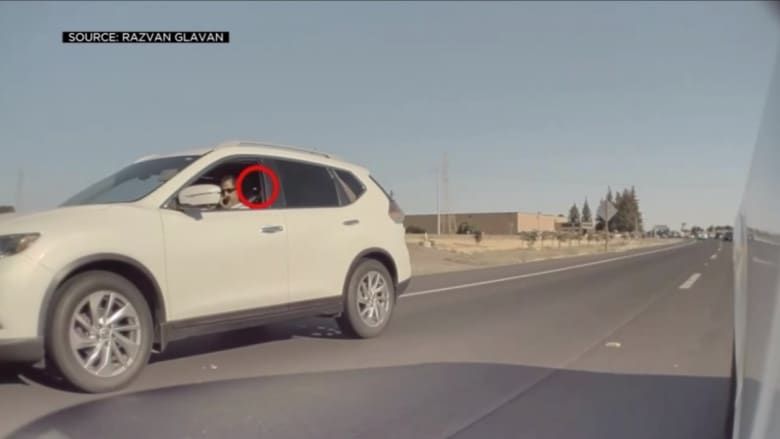 فيديو يُظهر سائقًا يطلق مقذوفًا من سيارته ويحطم زجاج سيارة أخرى