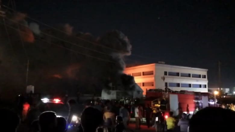 شاهد اللحظات الأولى بعد اندلاع حريق هائل في مستشفى بالعراق 