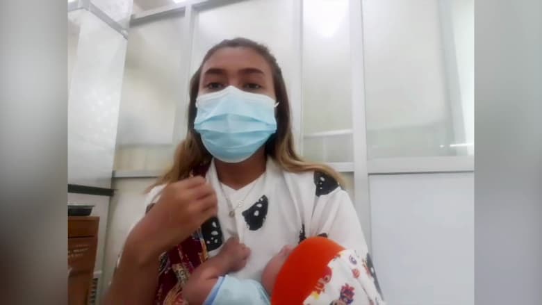أم في إندونيسيا: أخبرني الطبيب بالتحضير لدفن طفلي المصاب بفيروس كورونا