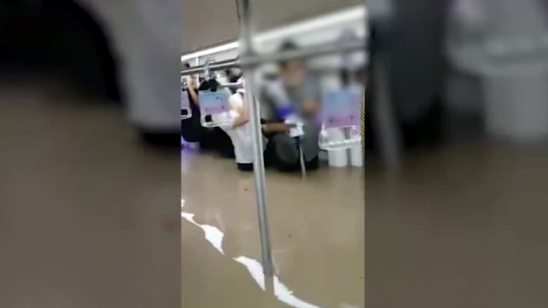 شاهد فيضانات هائلة تغمر محطات المترو وتحاصر ركابها في الصين